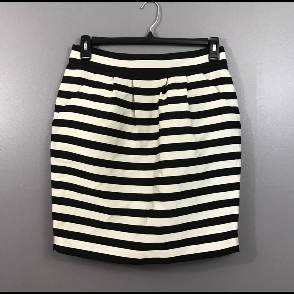 Banana Republic • White/Black Striped Skirt
